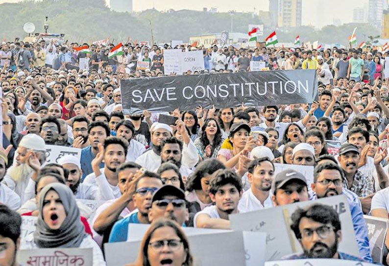 ஆசாத் மைதானத்தில் குடியுரிமை சட்டத்தை கண்டித்து மாணவர்கள் ஆர்ப்பாட்டம் முன்னாள் நீதிபதி பங்கேற்பு