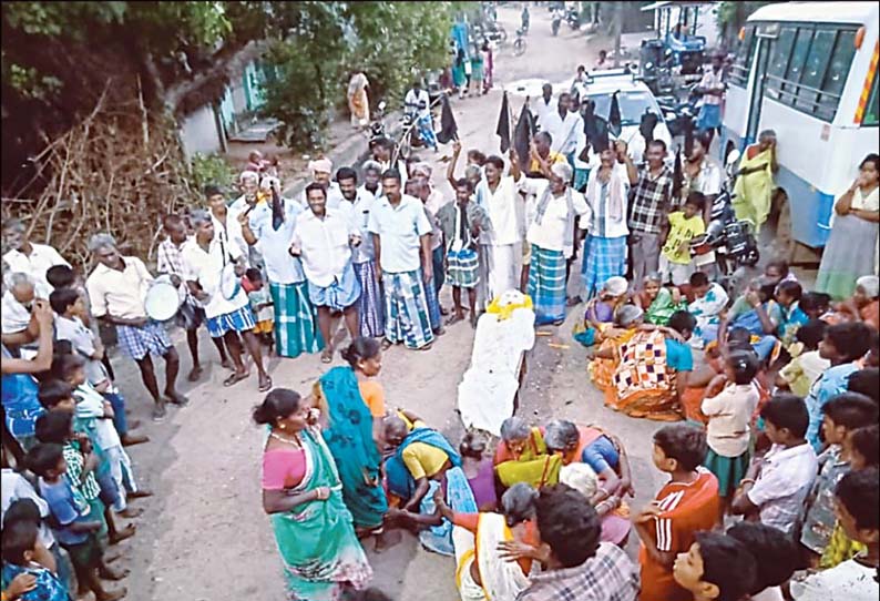 கருவேப்பிலைபாளையத்தை மீண்டும் திருநாவலூர் ஒன்றியத்தில் சேர்க்க கோரி - பாடைகட்டி, ஒப்பாரி வைத்து கிராம மக்கள் போராட்டம்