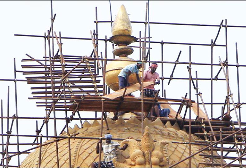 தஞ்சை பெரியகோவிலில் கும்பாபிஷேகம்: புனிதநீர் எடுத்துச்செல்ல விமானகோபுரத்தை சுற்றி பலகைகள் அமைப்பு