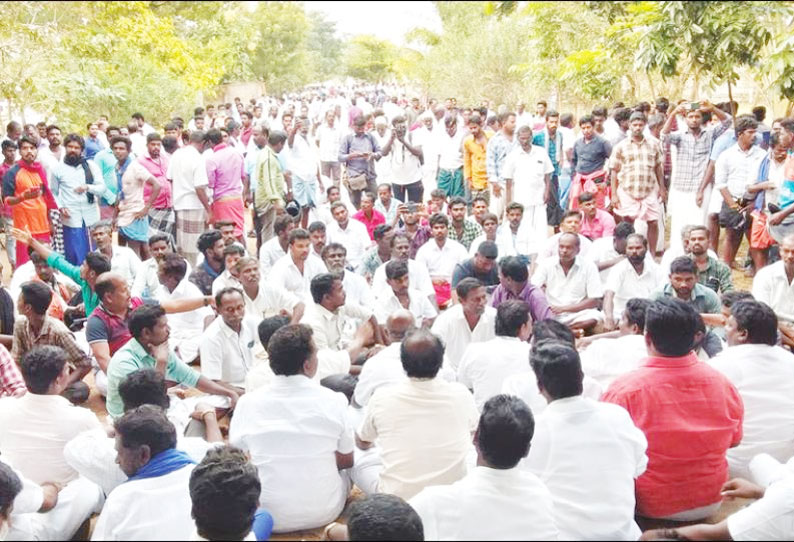 சீர்காழி அருகே பரபரப்பு முகவர் இல்லாமல் வாக்குப்பெட்டிகள் வைக்கப்பட்ட அறைக்கு சீல் வைத்ததால் தி.மு.க.வினர் தர்ணா