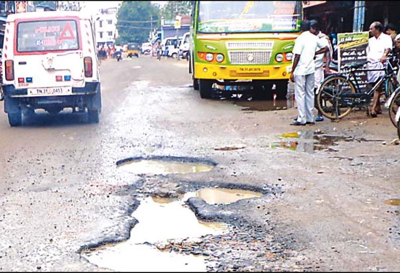 காட்டுமன்னார்கோவிலில் குண்டும், குழியுமான நெடுஞ்சாலையால் தடுமாறும் வாகன ஓட்டிகள்