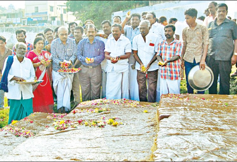 பெரியாறு தண்ணீர் சிவகங்கை தெப்பக்குளத்திற்கு வந்தது - அமைச்சர் மலர் தூவி வரவேற்றார்