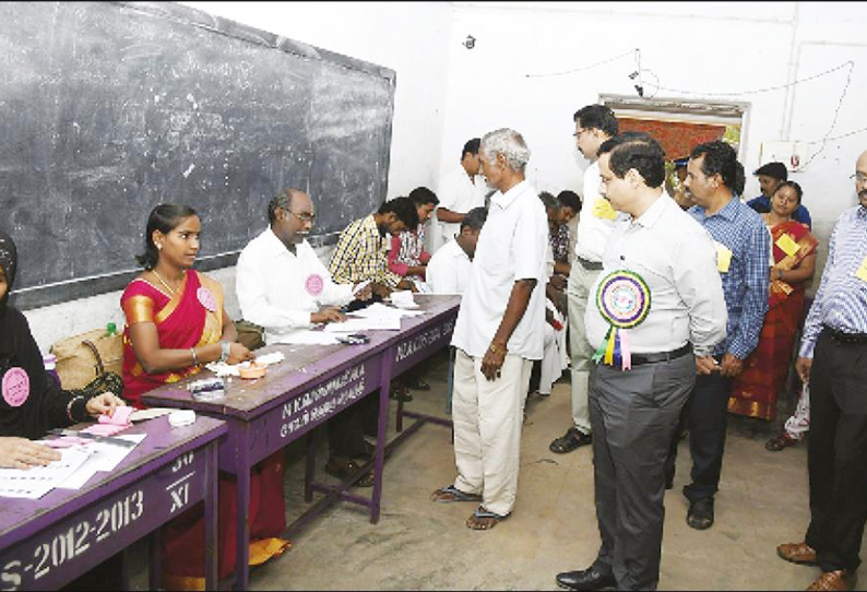 2-ம் கட்ட உள்ளாட்சி தேர்தல்: வாக்குச்சாவடி மையங்களில் கலெக்டர் ராமன் ஆய்வு