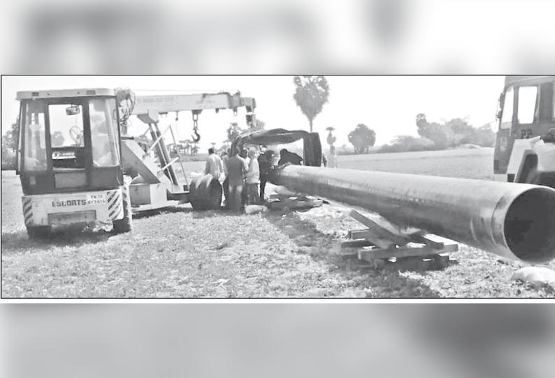 கொள்ளிடம் அருகே எரிவாயு குழாய் பதிக்கும் பணி கெயில் நிறுவனம் சார்பில் நடந்தது