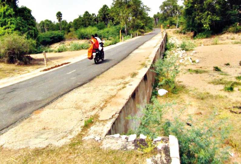 தடுப்பு சுவர் இல்லாததால் விபத்தை ஏற்படுத்தும் உப்பாற்று பாலம்