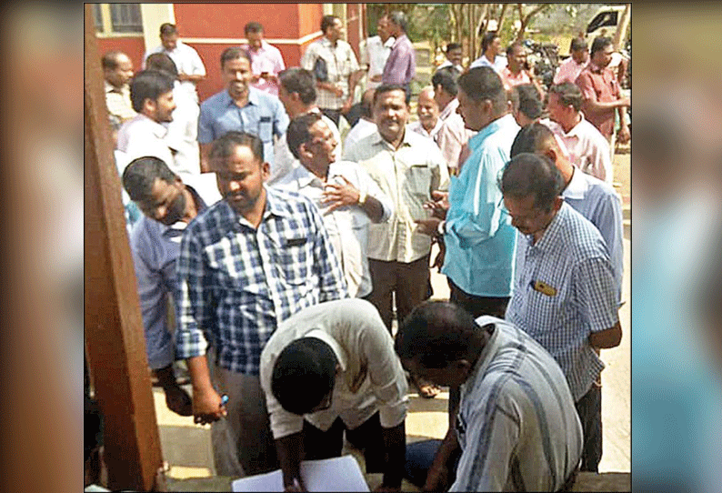 நாமக்கல்லில் கைதான ஜாக்டோ-ஜியோ அமைப்பினர் 127 பேர் போலீஸ் நிலையத்தில் கையெழுத்து