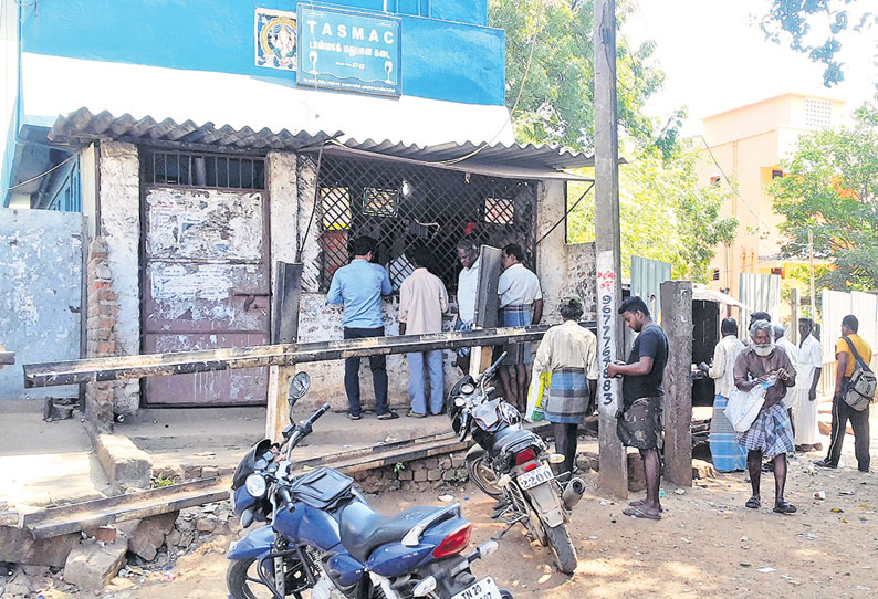 பயணிகளுக்கு இடையூறாக உள்ள டாஸ்மாக் கடை உடனடியாக அகற்ற பொதுமக்கள் கோரிக்கை