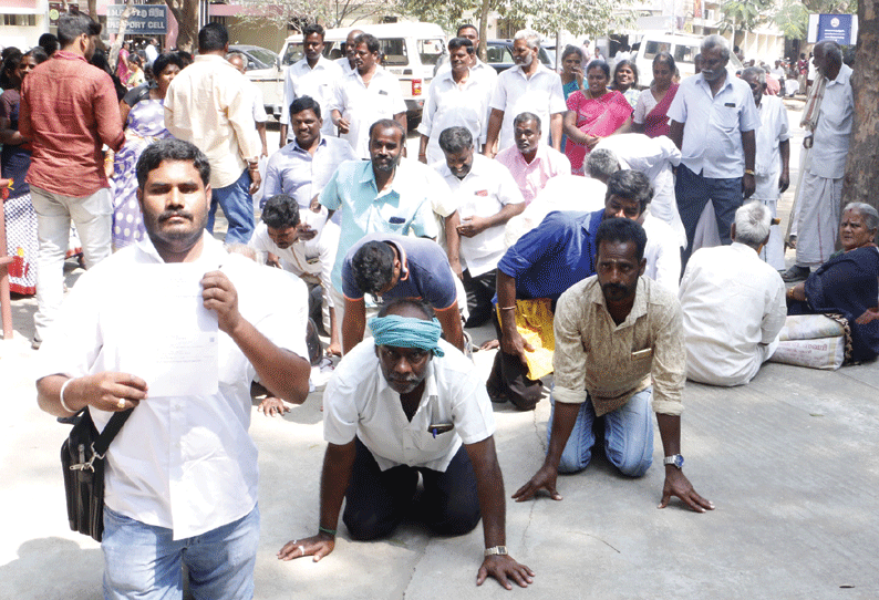 குடியாத்தம் அருகே கோவில்களில் வழிபாடு நடத்த அனுமதி மறுப்பு கிராமமக்கள் முட்டிபோட்டபடி வந்து கலெக்டரிடம் மனு அளித்தனர் குடியாத்தம் அருகே கோவில்களில் வழிபாடு நடத்த அனுமதி மறுப்பு கிராமமக்கள் முட்டிபோட்டபடி வந்து கலெக்டரிடம் மனு அளித்தனர்