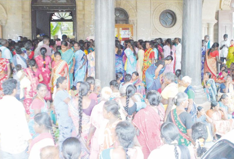 மனு கொடுக்க வந்தவர்கள் கலெக்டர் அலுவலகத்தை முற்றுகையிட்டதால் பரபரப்பு