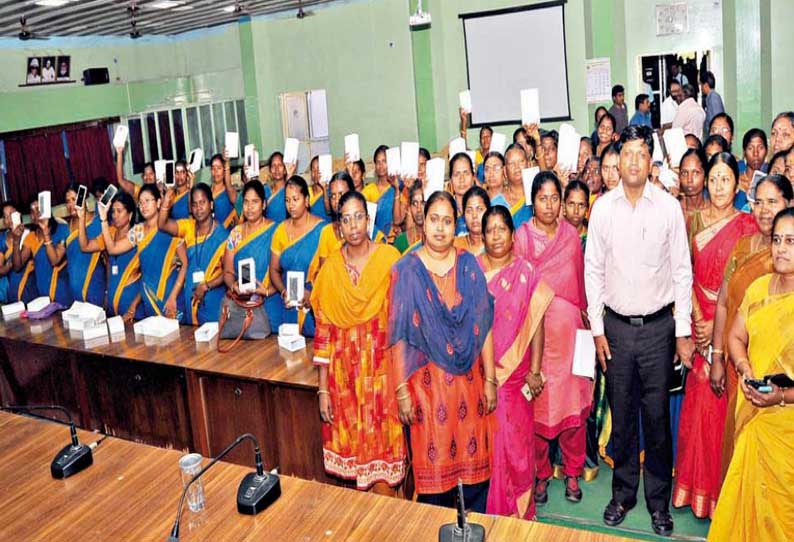 அங்கன்வாடி பணியாளர்களுக்கு விலையில்லா ஸ்மார்ட் போன் கலெக்டர் வழங்கினார்