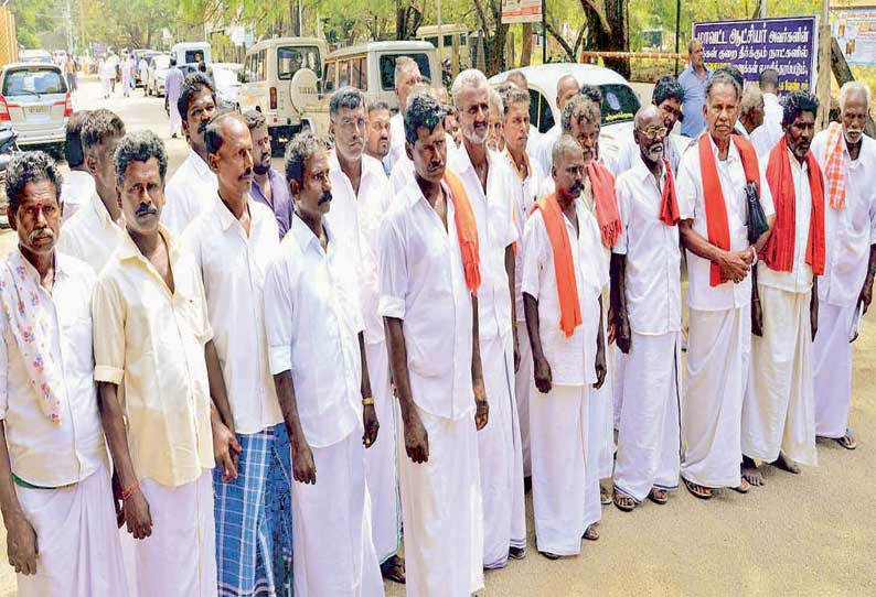 கோட்டைக்கரை ஆற்றில் மாட்டு வண்டிகளில் மணல் அள்ள அனுமதிக்க வேண்டும் கலெக்டரிடம் தொழிலாளர்கள் மனு