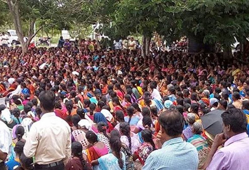 வேலைநிறுத்தத்தில் ஈடுபட்ட 1.80 லட்சம் ஆசிரியர்கள் பட்டியல் பள்ளிக்கல்வி துறை அரசிடம் ஒப்படைக்கிறது வேலைநிறுத்தத்தில் ஈடுபட்ட 1.80 லட்சம் ஆசிரியர்கள் பட்டியல் பள்ளிக்கல்வி துறை அரசிடம் ஒப்படைக்கிறது