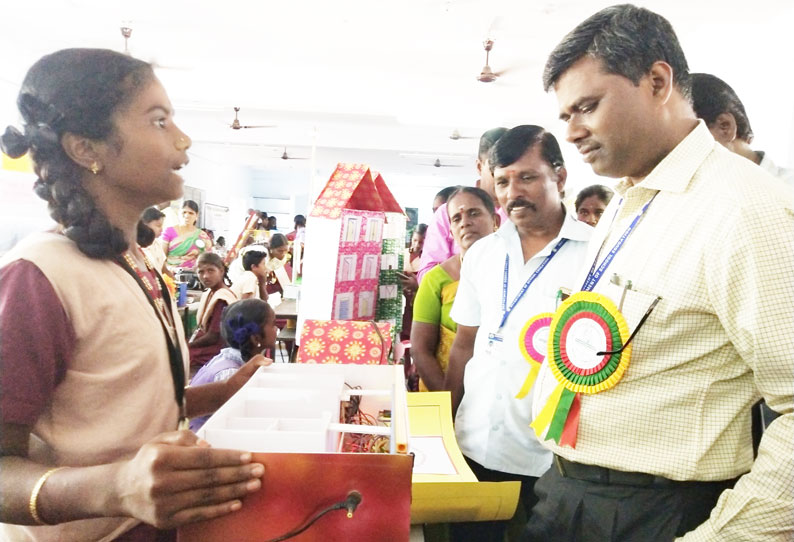 மாவட்ட அளவிலான அறிவியல் கண்காட்சி பல்வேறு படைப்புகள் பார்வையாளர்களை கவர்ந்தது