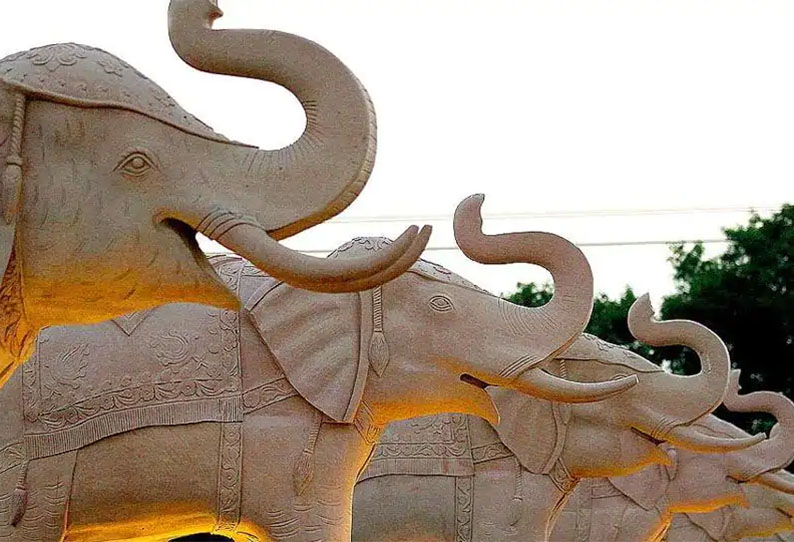 Let Mayawati pay for elephant statues in Noida Lucknow, suggests SC