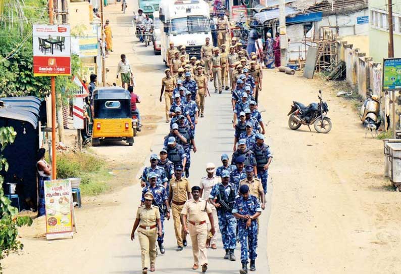 மண்டபத்தில் மத்திய அதிவிரைவு படையினர் கொடி அணிவகுப்பு முக்கிய வீதிகள் வழியாக சென்றனர்