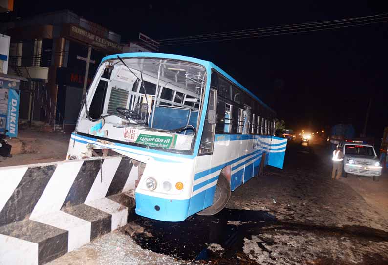 கடலூரில் நள்ளிரவில் விபத்து, தடுப்புக்கட்டை மீது பஸ் மோதல்; 26 பேர் படுகாயம்