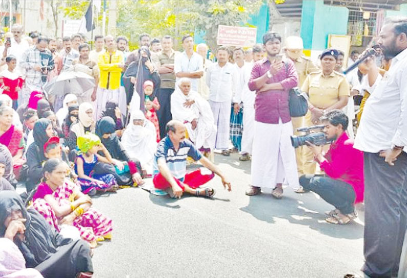 அனைவருக்கும் புயல் நிவாரணம் வழங்கக்கோரி கிராம மக்கள் சாலை மறியல் போக்குவரத்து பாதிப்பு