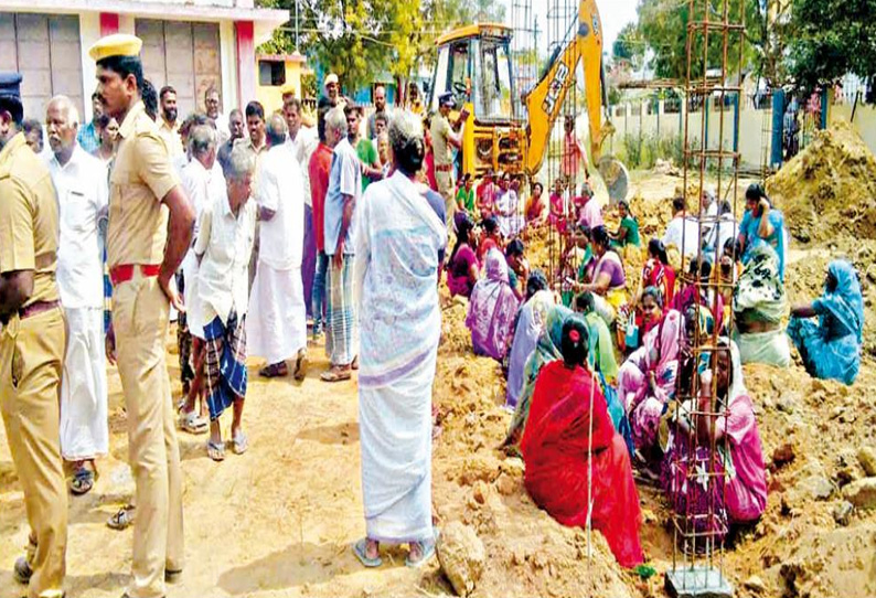 தேவகோட்டை நகராட்சியில் மறுசுழற்சி குப்பை சேகரிக்கும் நிலையத்துக்கு  எதிராக பொதுமக்கள் போராட்டம்