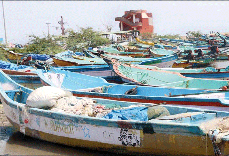 மீனவர்கள் மீன்பிடிக்க செல்லாததால் கடலூர் துறைமுகம் 2-வது நாளாக வெறிச்சோடியது