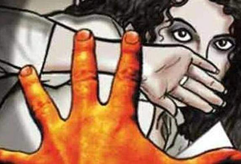 வங்கி பெண் அதிகாரிக்கு பாலியல் தொல்லை: மேலாளர் உள்பட 11 பேர் மீது வழக்கு