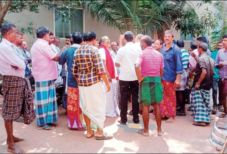 களியக்காவிளை சந்தையில் கடைகளுக்கான இடஒதுக்கீட்டில் முறைகேடு பேரூராட்சி செயல் அலுவலரை முற்றுகையிட்டு வியாபாரிகள் போராட்டம்