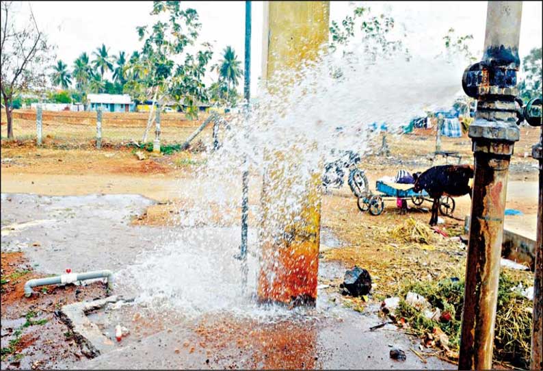 குடிநீர் தொட்டி வால்வு உடைப்பு: கீழச்சிவல்பட்டியில் வீணாகும் குடிநீர்