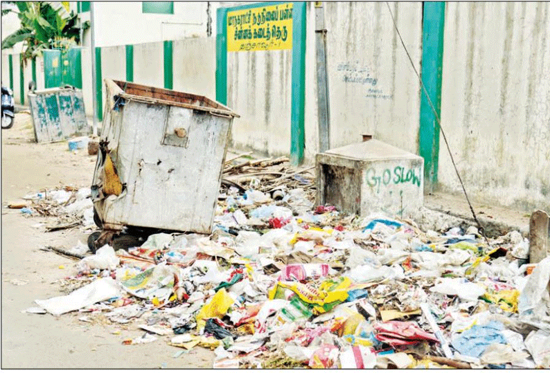 தஞ்சையில் மாநகராட்சி பள்ளியின் முன்பு சிதறி கிடக்கும் குப்பைகள் தொற்றுநோய் பரவும் அபாயம்