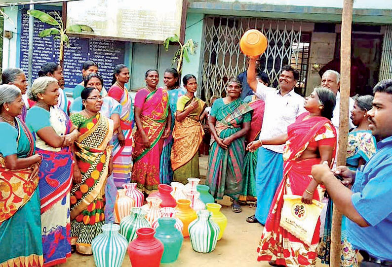 உடன்குடி அருகே காலிக்குடங்களுடன் பஞ்சாயத்து அலுவலகத்தை பொதுமக்கள் முற்றுகை சீராக குடிநீர் வழங்க கோரிக்கை