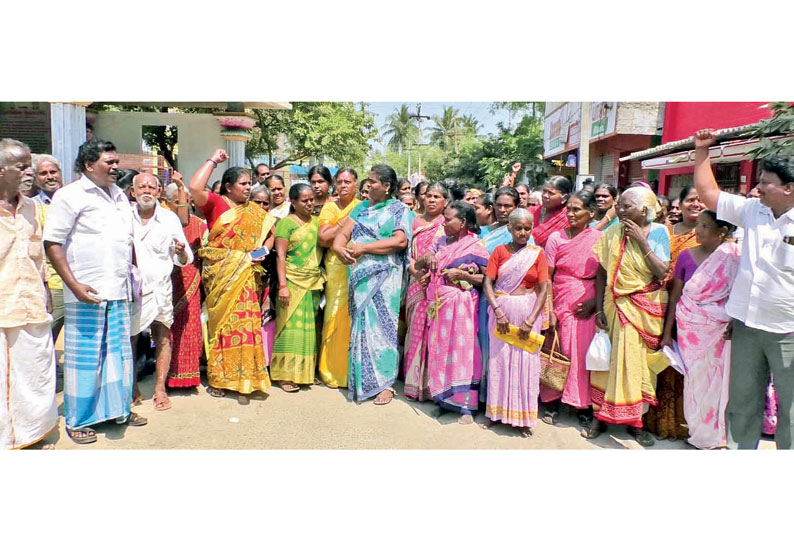 ரூ.2 ஆயிரம் வழங்க பட்டியல் தயாரிப்பதில் முறைகேடு; பொதுமக்கள் சாலை மறியல்