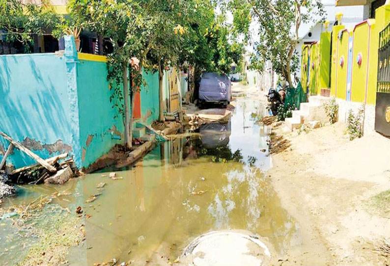 பாதாள சாக்கடை நிரம்பி தெருக்களில் ஓடும் கழிவுநீர் பொதுமக்கள் அவதி