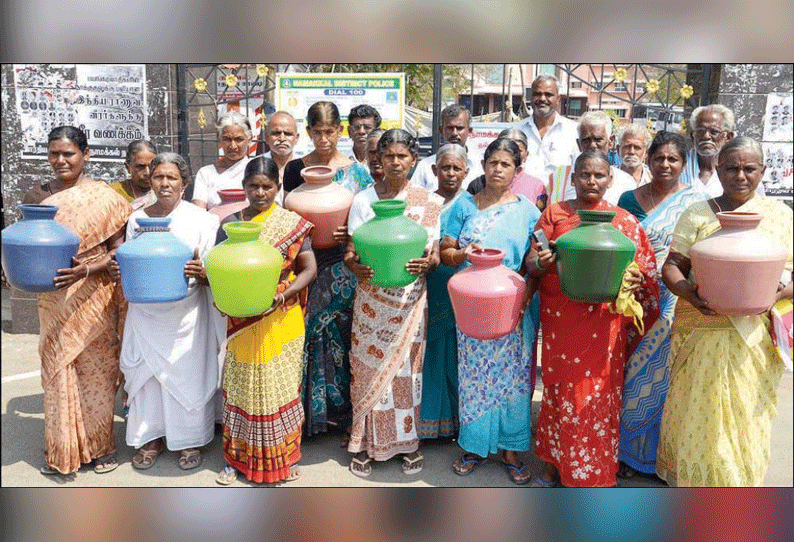 குடிநீர் கேட்டு காலிக்குடங்களுடன் திரண்டு வந்த பொதுமக்கள் நாமக்கல் கலெக்டர் அலுவலகத்தில் பரபரப்பு