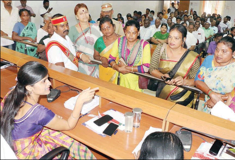 இலவச வீட்டுமனை பட்டா வழங்க வேண்டும் குறைதீர்க்கும் கூட்டத்தில் கலெக்டரிடம் திருநங்கைகள் மனு