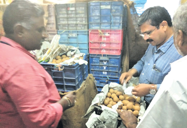 கோயம்பேடு மார்க்கெட்டில் ரசாயன கல் மூலம் பழுக்க வைக்கப்பட்ட 3 டன் சப்போட்டா பழங்கள் பறிமுதல்