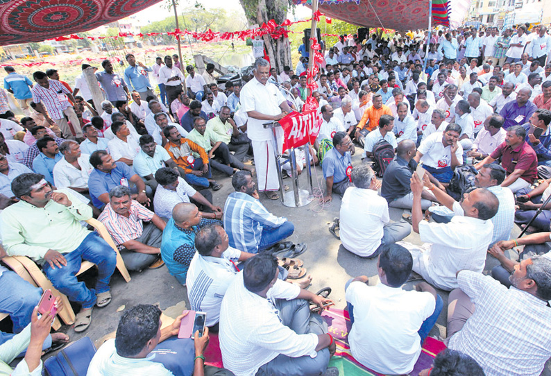 பணி நிரந்தரம் உள்ளிட்ட கோரிக்கைகளை வலியுறுத்தி டாஸ்மாக் ஊழியர்கள் காத்திருப்பு போராட்டம்