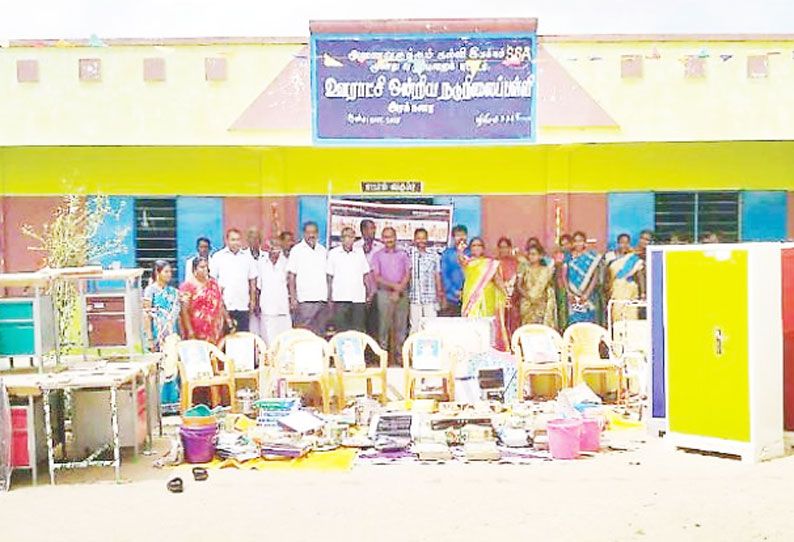 புயலால் பாதிக்கப்பட்ட அரசு பள்ளிக்கு ரூ.2 லட்சம் சீர்வரிசை பொருட்கள் கிராம மக்கள் வழங்கினர்