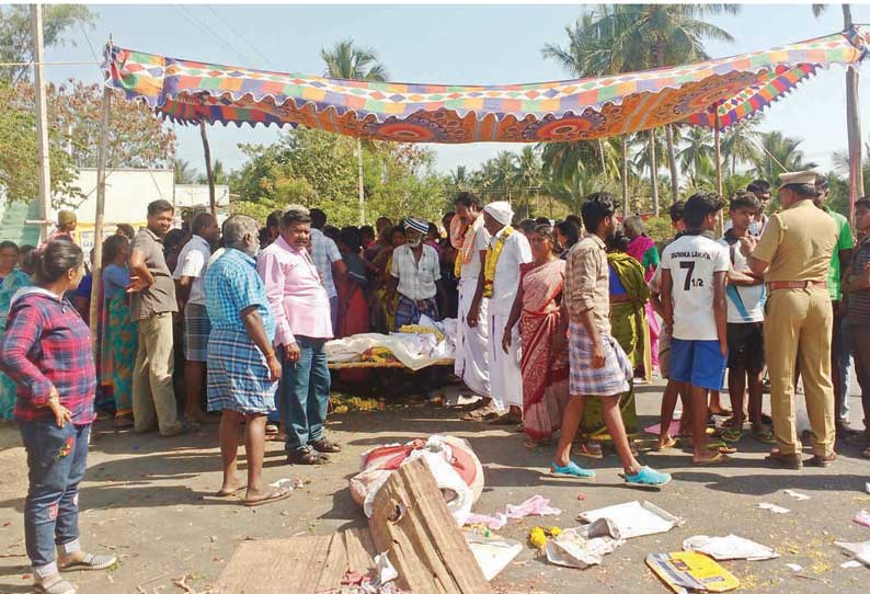 நங்கவள்ளியில், சுடுகாடு வசதி கோரி சாமியானா பந்தல் போட்டு பிணத்துடன் பொதுமக்கள் சாலைமறியல் 4 மணி நேரம் போக்குவரத்து பாதிப்பு