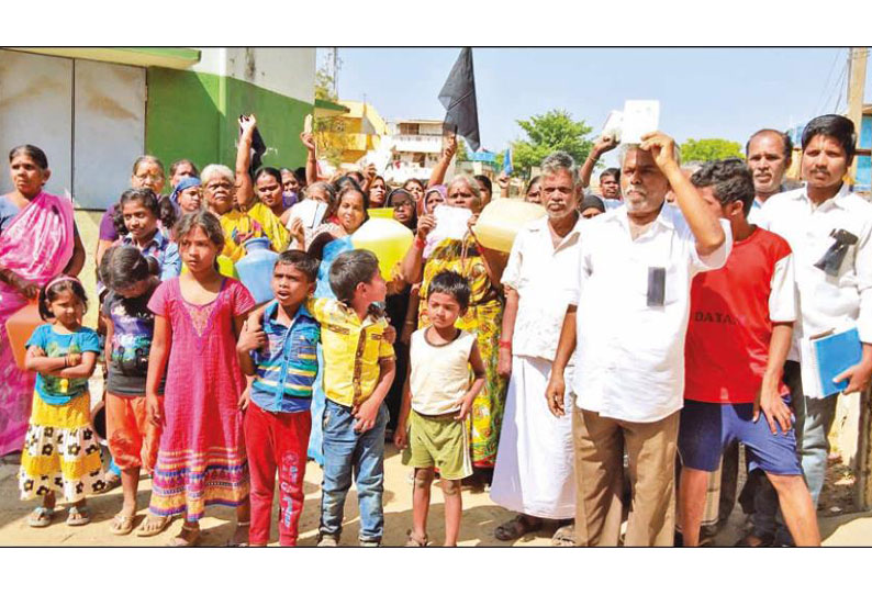 வீடுகளை இடிக்க எதிர்ப்பு ஊராட்சி மன்ற அலுவலகத்தில் குடியேற பொதுமக்கள் முயற்சி