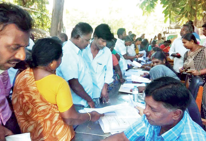 தமிழக அரசின் சிறப்பு நிதிக்காக உத்தமபாளையம் பேரூராட்சியில் விண்ணப்பிக்க குவிந்த பொதுமக்கள்