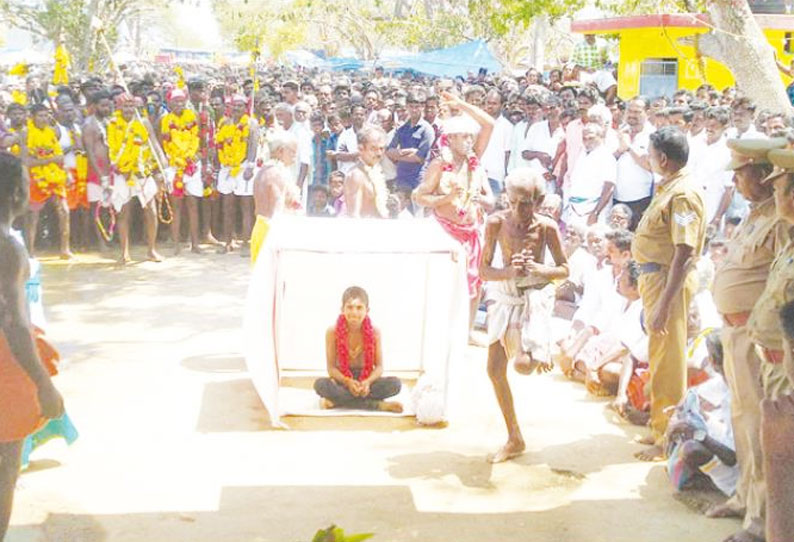 ஆலங்குடி அருகே வாராப்பூரில் மனித ரத்தம் கலந்து பில்லி சோறு எறியும் வினோத திருவிழா