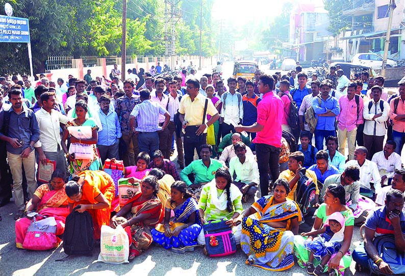 கால்நடை பராமரிப்பு உதவியாளர் பணி: நேர்காணலுக்கு வந்த இளைஞர்கள் ‘திடீர்’ சாலை மறியல்