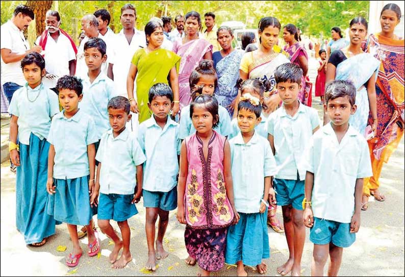 திருவாடானை அருகே கடந்த 10 ஆண்டுகளாக ஊரை விட்டு ஒதுக்கி வைத்திருப்பதாக கலெக்டரிடம் பெண் புகார்