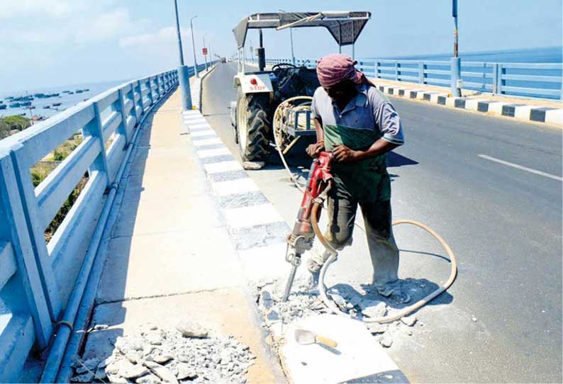 பாம்பன் ரோடு பாலத்தில் புதிதாக மின் கம்பங்கள் அமைக்கும் பணி தீவிரம்