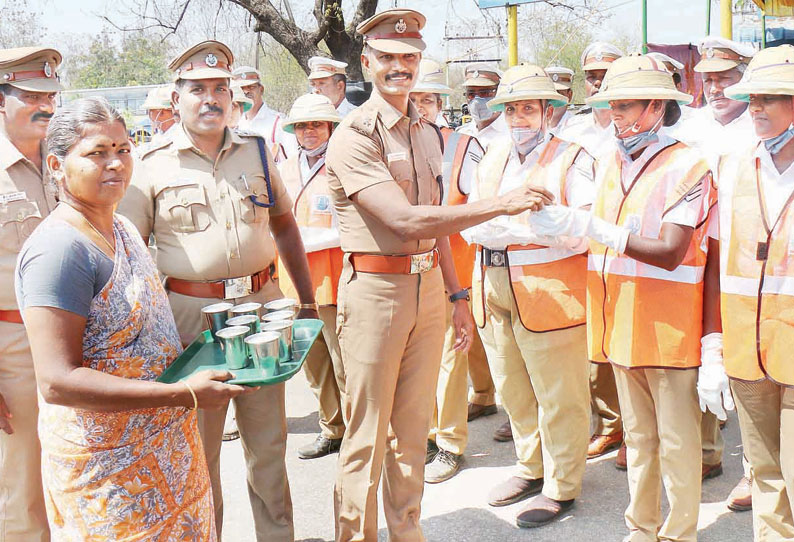 கோடை வெயிலை சமாளிக்க போக்குவரத்து போலீசாருக்கு சோலார் தொப்பி துணை கமிஷனர் வழங்கினார்