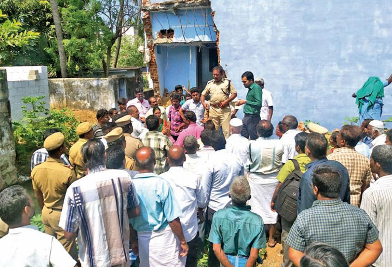 கடையம் அருகே ஓடை ஆக்கிரமிப்புகள் அகற்றம் போலீஸ் குவிக்கப்பட்டதால் பரபரப்பு