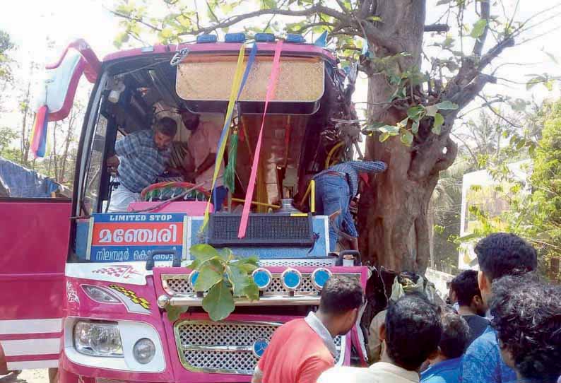 மரத்தில் பஸ் மோதி விபத்து, கூடலூரை சேர்ந்த பெண்கள் உள்பட 3 பேர் பலி