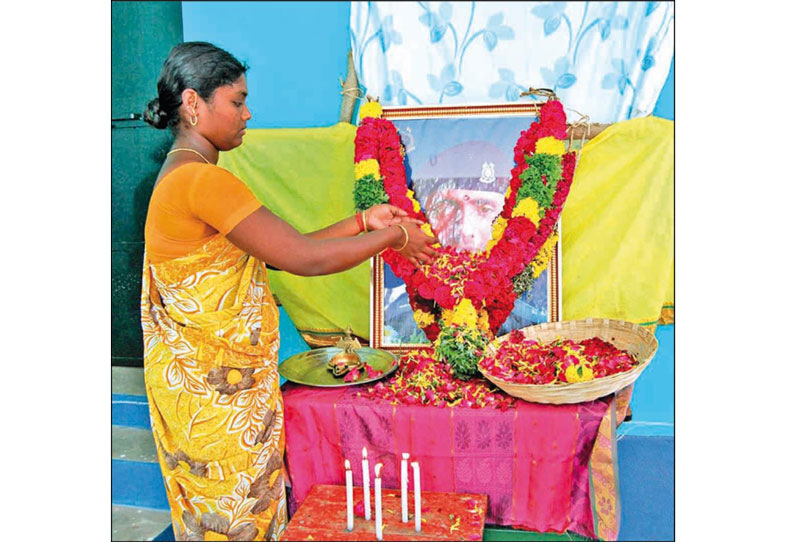 பயங்கரவாதிகள் முகாம் மீது தாக்குதல்: “இந்திய ராணுவத்தின் பதிலடி பெருமையாக உள்ளது” கயத்தாறு வீரரின் மனைவி பேட்டி