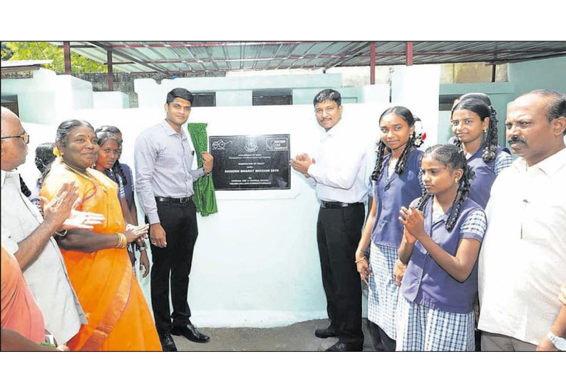 பள்ளிக்கூட வளாகத்தை மாணவர்கள் தூய்மையுடன் பராமரிக்க வேண்டும் கலெக்டர் சந்தீப் நந்தூரி வலியுறுத்தல்