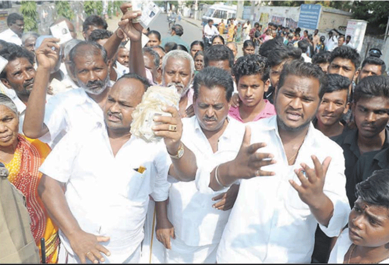 வார்டு மறுசீரமைப்புக்கு எதிர்ப்பு: வாக்காளர் அடையாள அட்டைகளை கலெக்டரிடம் ஒப்படைக்க வந்த மக்கள்