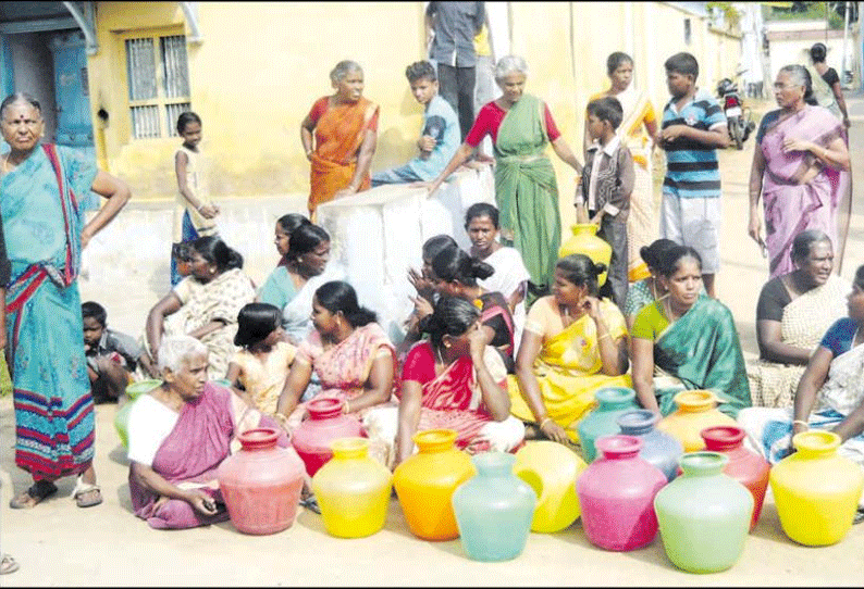 நாங்குநேரியில் குடிநீர் கேட்டு பொதுமக்கள் காலிக்குடங்களுடன் சாலை மறியல்