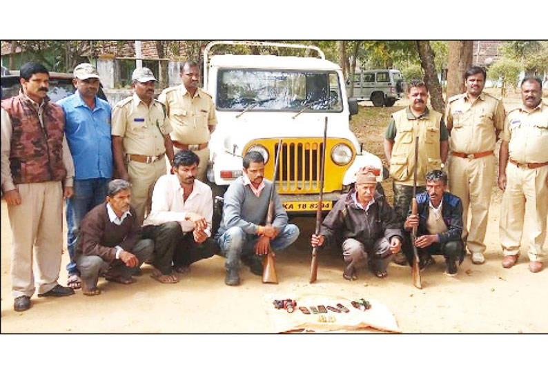 சோமவார்பேட்டை வனப்பகுதியில் வனவிலங்குகளை வேட்டையாட முயற்சி;  5 பேர் கைது 3 துப்பாக்கிகள், கார் பறிமுதல்